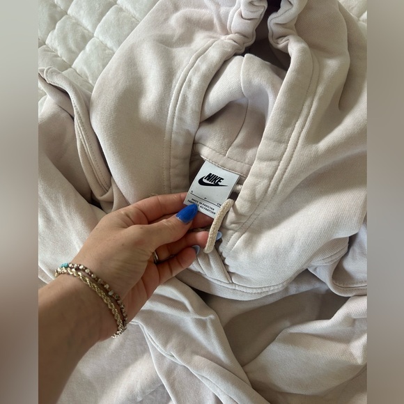 Super cute oversized Nike hoodie!!!! - Picture 3 of 3